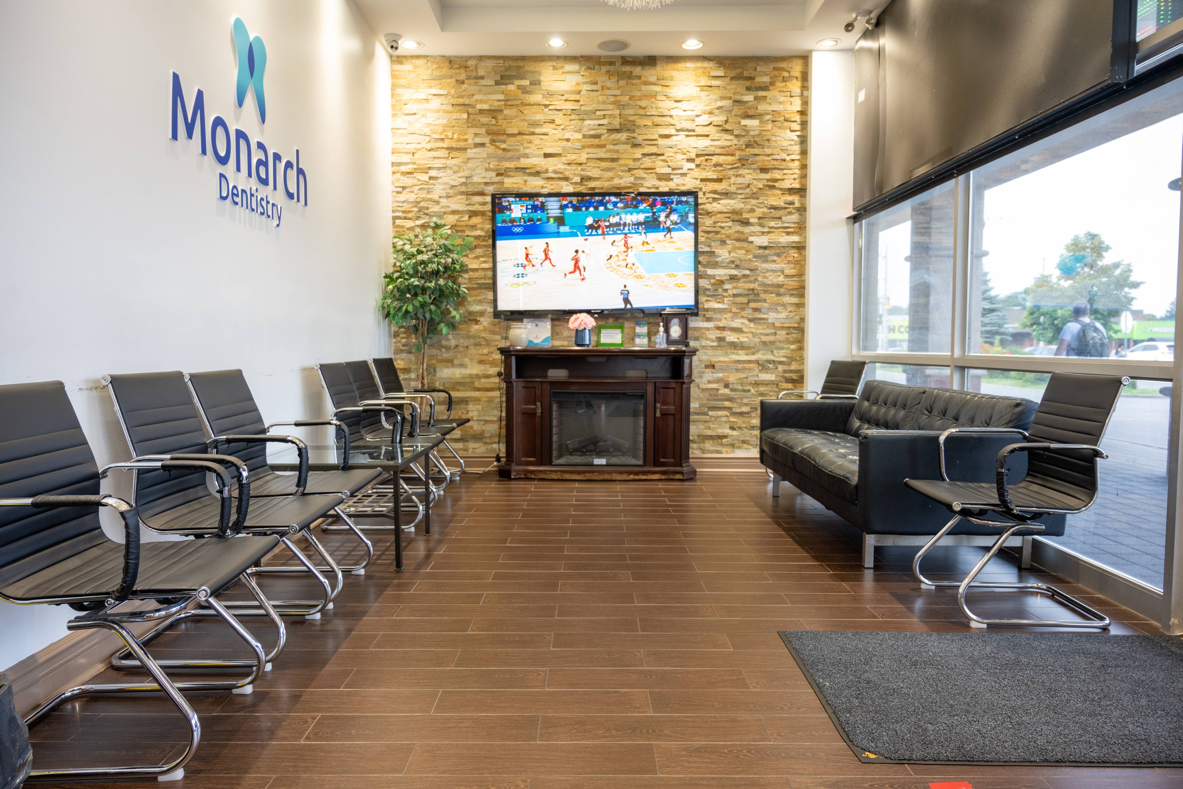 Monarch Dentistry - Fennell dental clinic in Hamilton - Photo 1